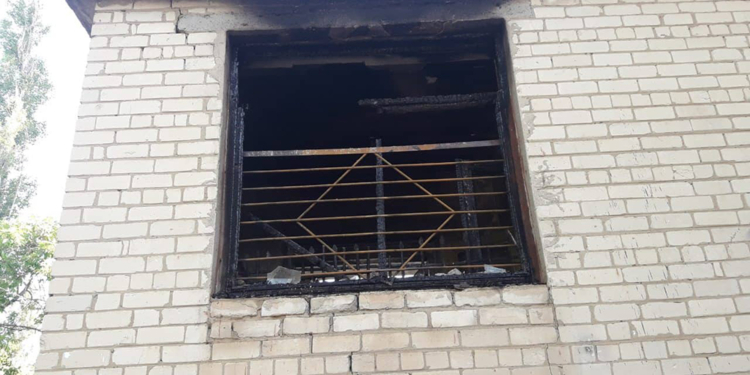 Кто-то поджег деревянную оконную раму в одной из школ Николаева? (ФОТО)
