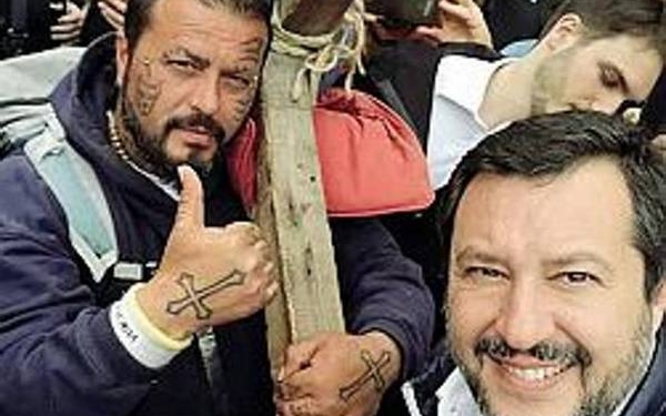 Чтобы искупить грехи: итальянец с крестом на плечах намерен дойти в Рим к Папе