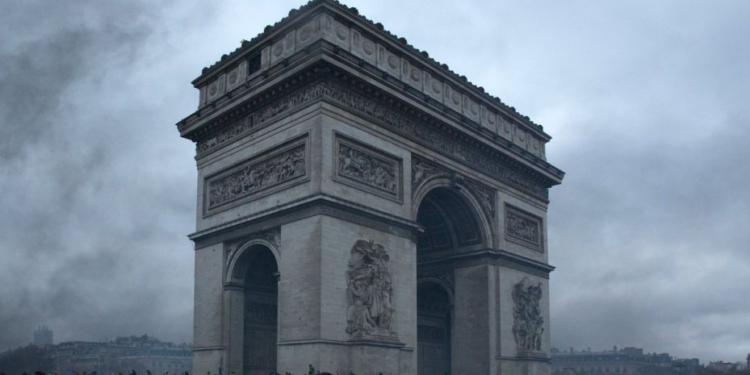 Поврежденная «желтыми жилетами» Триумфальная арка в Париже будет полностью восстановлена к 8 мая