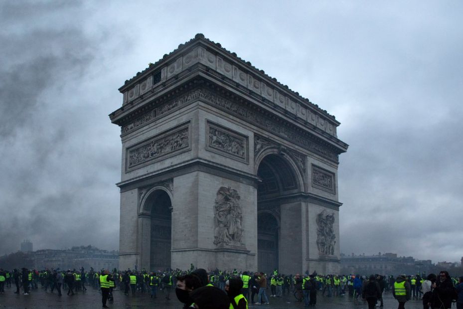Поврежденная «желтыми жилетами» Триумфальная арка в Париже будет полностью восстановлена к 8 мая 1