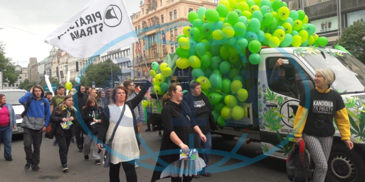 «Трава божественна»: в Праге прошел традиционный марш за легализацию марихуаны