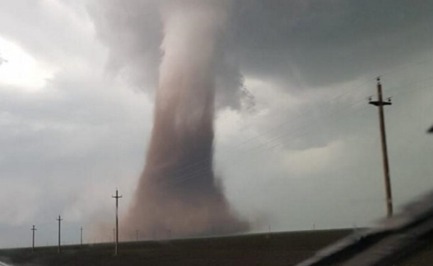 По Румынии прошелся мощный торнадо – на трассе перевернуло пассажирский автобус, а с домов срывало крыши