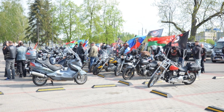 Путинские байкеры привезли в Беларусь флаги «Л/ДНР». А путинские дипломаты опубликовали фото с этими флагами