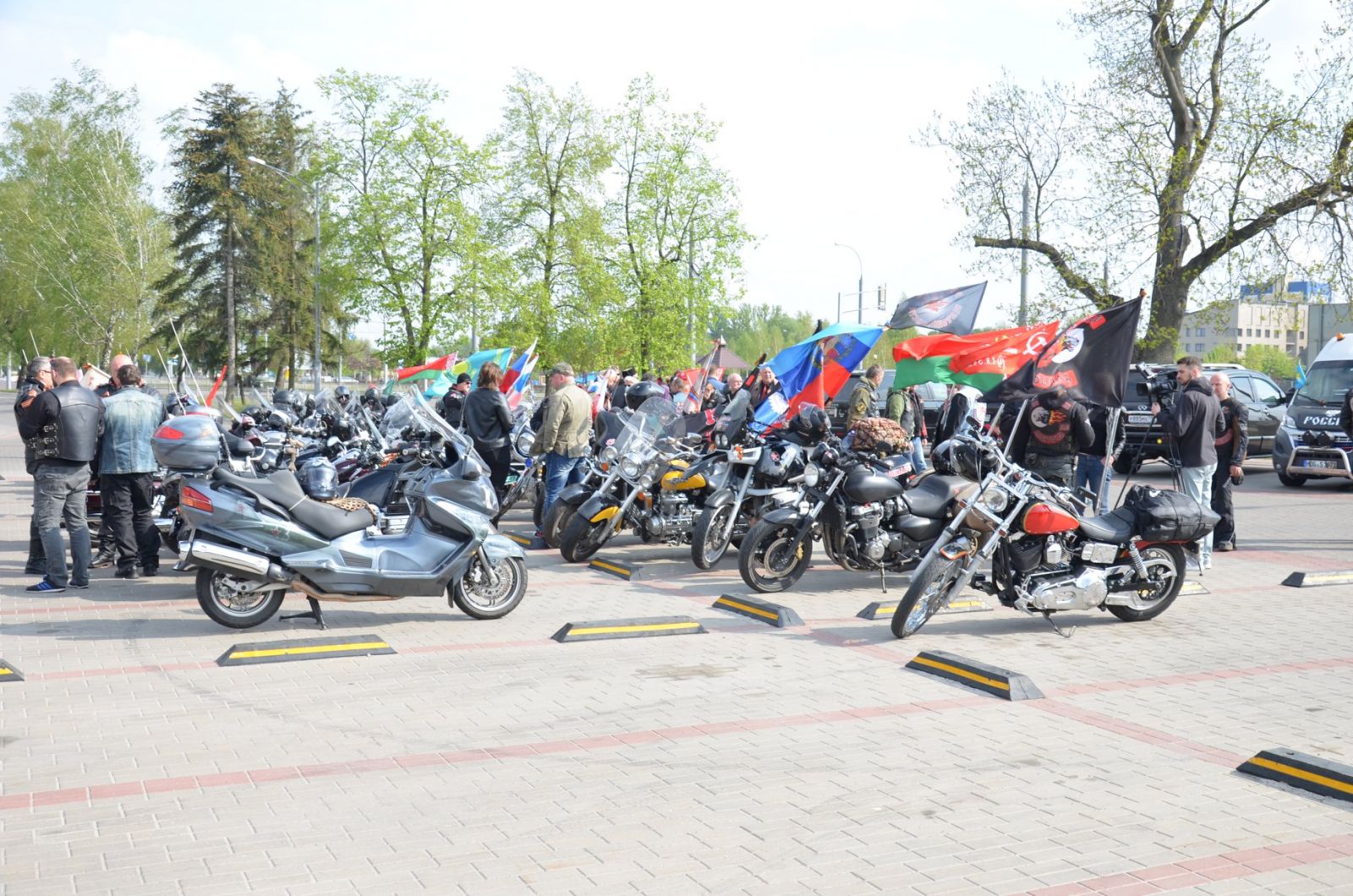Путинские байкеры привезли в Беларусь флаги «Л/ДНР». А путинские дипломаты опубликовали фото с этими флагами