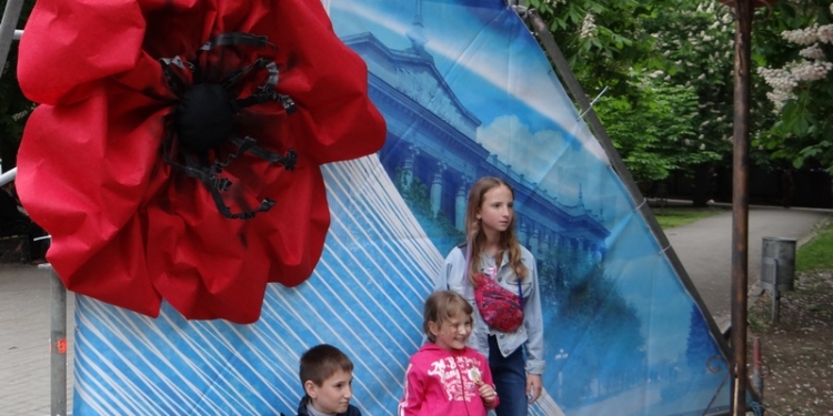 Пофотографироваться на фоне маков и вспомнить книги о войне: в Каштановом сквере стартовала акция «Миру – быть!» (ВИДЕО, ФОТО)