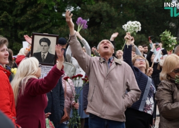 «Бессмертный полк» в Николаеве: за участниками акции наблюдали полиция и проукраинские активисты (ОНЛАЙН)