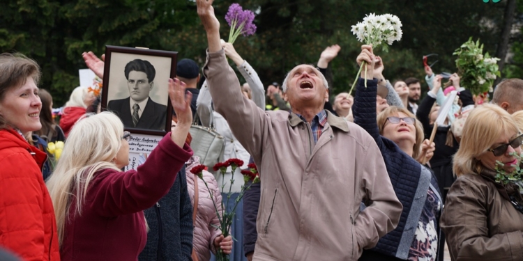 «Бессмертный полк» в Николаеве: за участниками акции наблюдали полиция и проукраинские активисты (ОНЛАЙН)