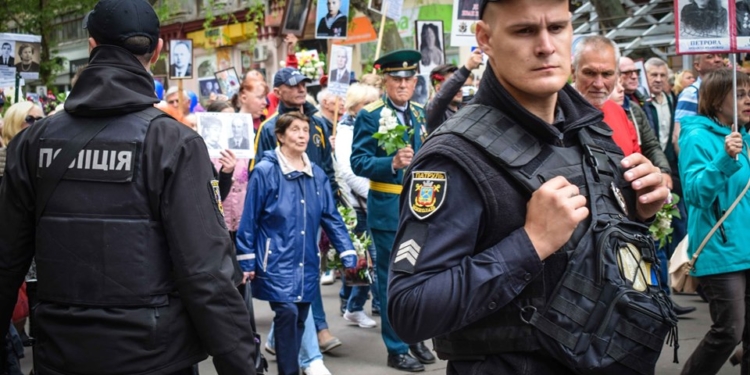 В Николаеве на мужчину, который хотел бросить в колонну «Бессмертного полка» дымовую гранату, составили админпротокол