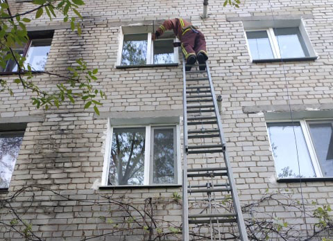По выдвижной лесенке на 3-й этаж: спасатели Николаевщины помогли медикам добраться до больного (ФОТО) 1