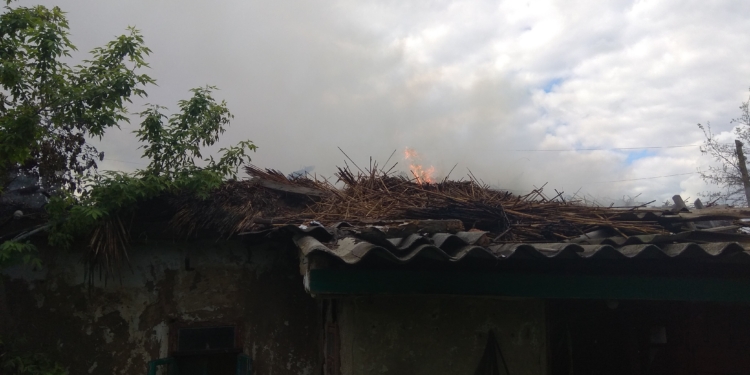В Кривом Озере сжигали мусор и чуть не сожгли дом (ФОТО)
