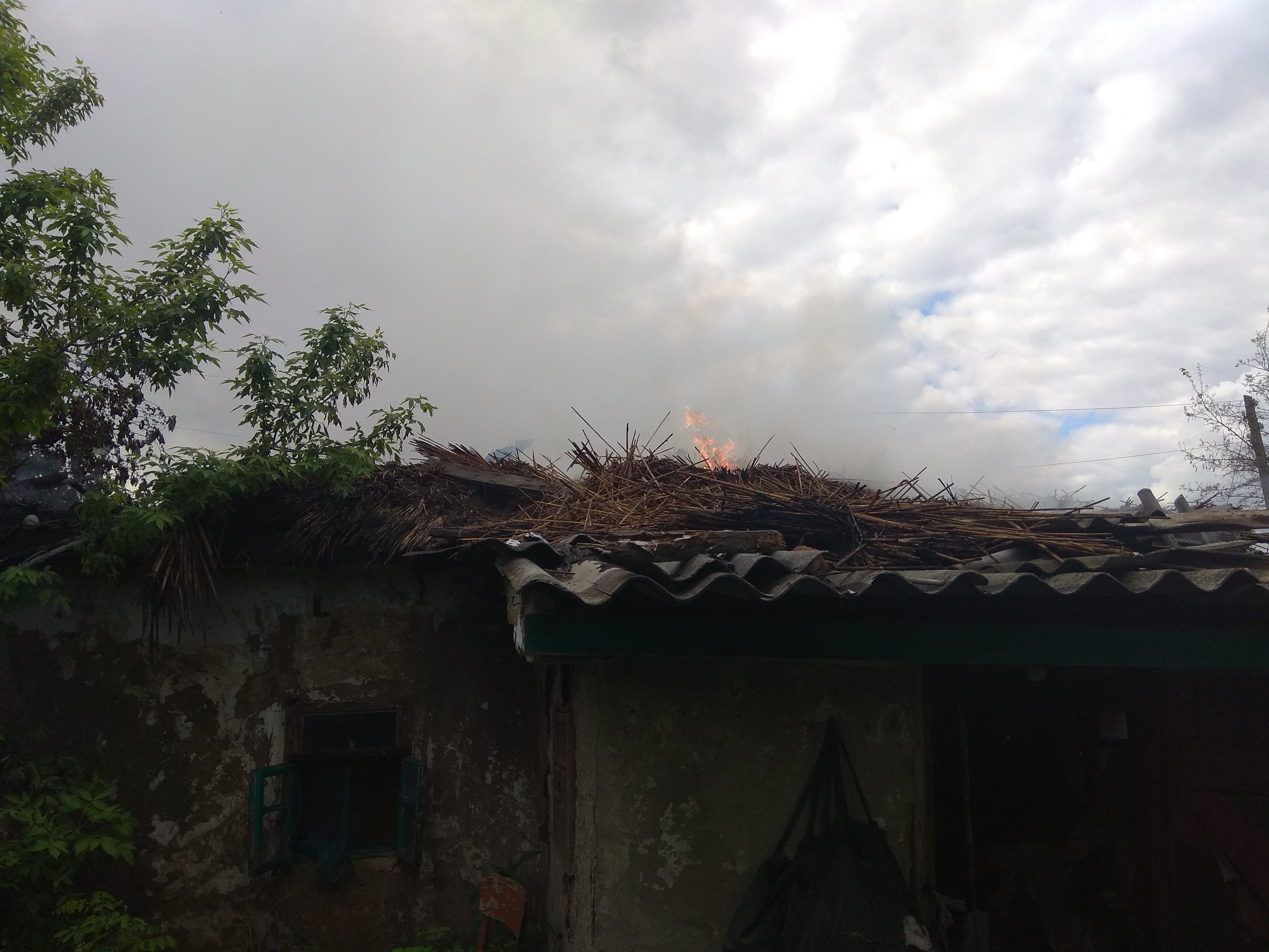 В Кривом Озере сжигали мусор и чуть не сожгли дом (ФОТО)