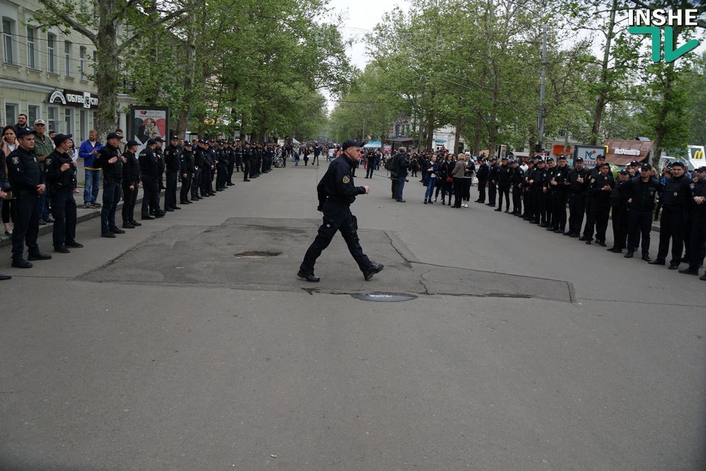 «Бессмертный полк» в Николаеве: за участниками акции наблюдали полиция и проукраинские активисты (ОНЛАЙН) 27