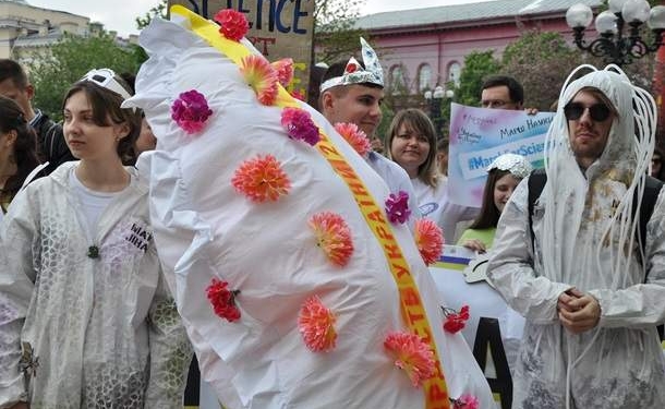 “Вареник в космос не запустишь”, – студенты и ученые Киева провели костюмированный марш за науку