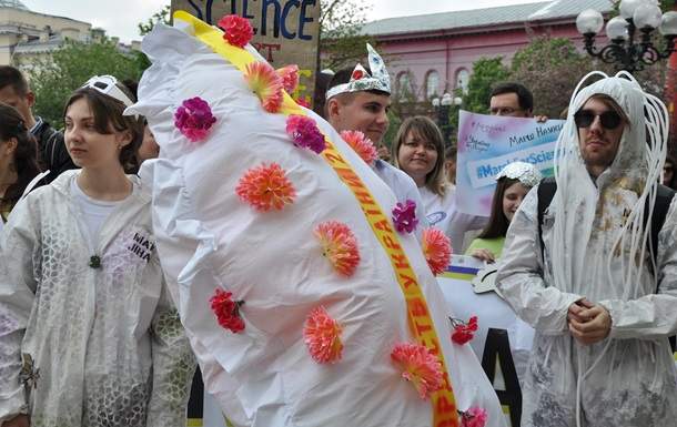 "Вареник в космос не запустишь", - студенты и ученые Киева провели костюмированный марш за науку 1