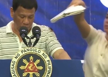 Гигантский таракан залез на президента Филиппин во время выступления (ВИДЕО)