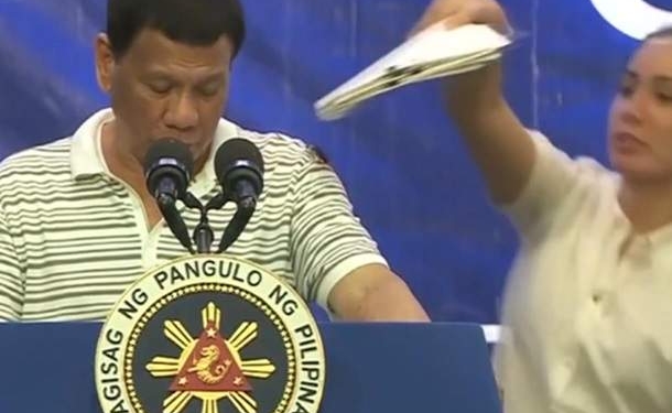 Гигантский таракан залез на президента Филиппин во время выступления (ВИДЕО)