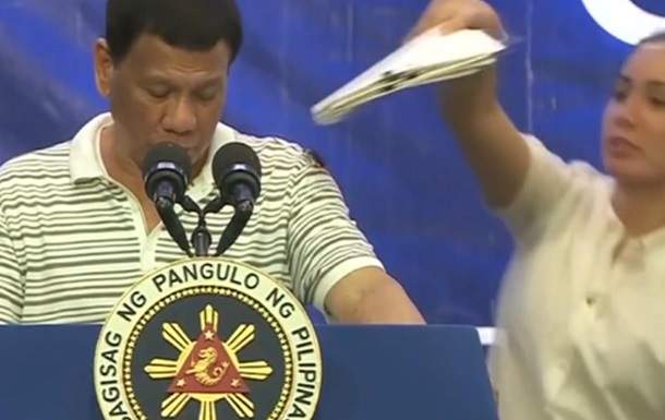 Гигантский таракан залез на президента Филиппин во время выступления (ВИДЕО) 1