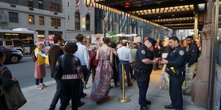 Активисты в Нью-Йорке выступили против концерта российского дирижера, поддержавшего аннексию Крыма (ФОТО, ВИДЕО)