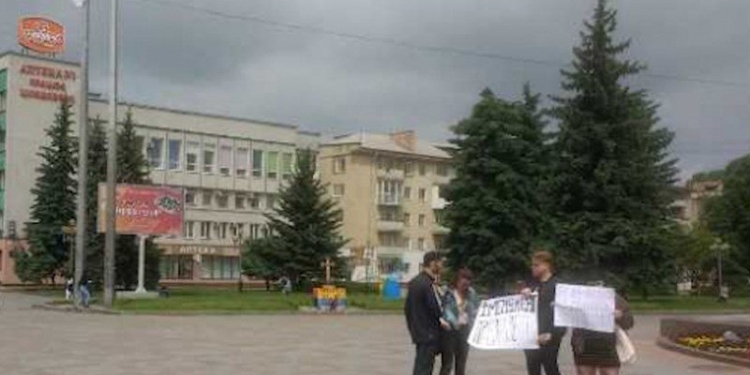 «Правоохранители могли действовать мягче»: Зеленский заступился за митингующих в Ровно, требовавших его импичмента