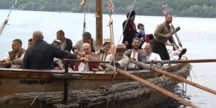 В морской поход. Из Запорожья в Херсон отправилась настоящая казацкая чайка