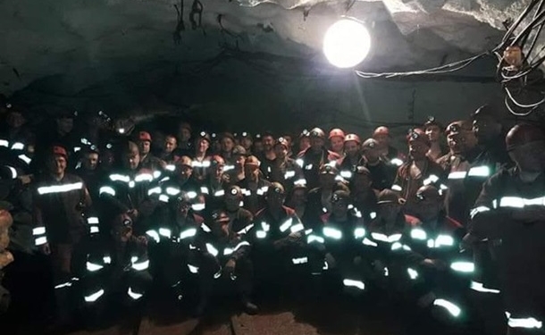 В Кривом Роге 150 шахтеров вторые сутки остаются в шахте на глубине более километра – забастовка