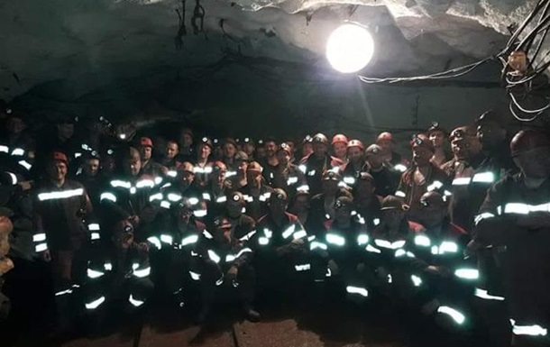 В Кривом Роге 150 шахтеров вторые сутки остаются в шахте на глубине более километра - забастовка 1