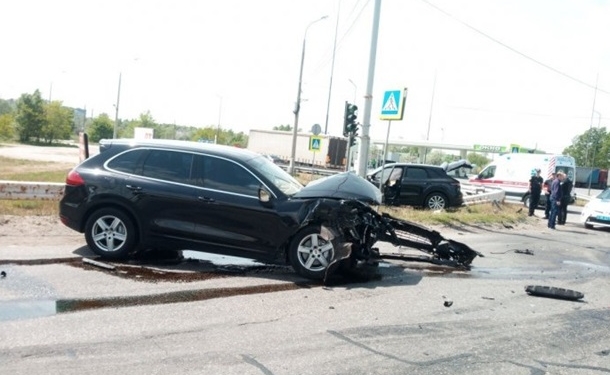 В Днепре лоб в лоб столкнулись два Porsche Cayenne (ВИДЕО)