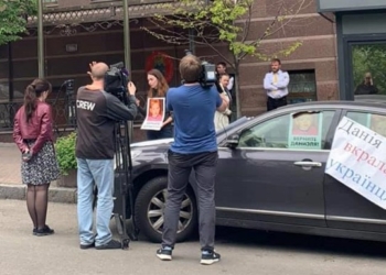 В посольстве Дании удерживают мальчика из Запорожья