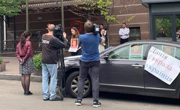 В посольстве Дании удерживают мальчика из Запорожья