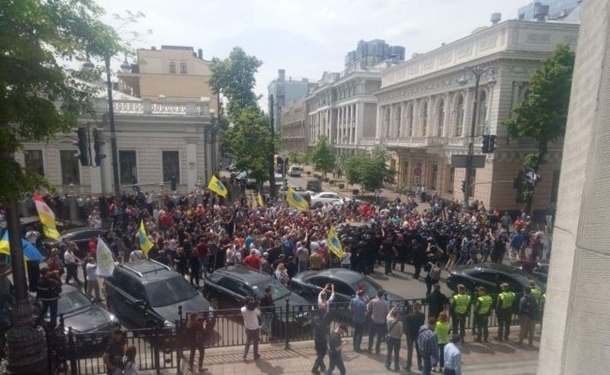 “Евробляхеры” устроили стычки с полицией под Радой (ВИДЕО)