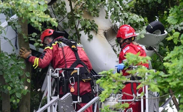 В Германии самолет с людьми застрял на дереве (ФОТО)