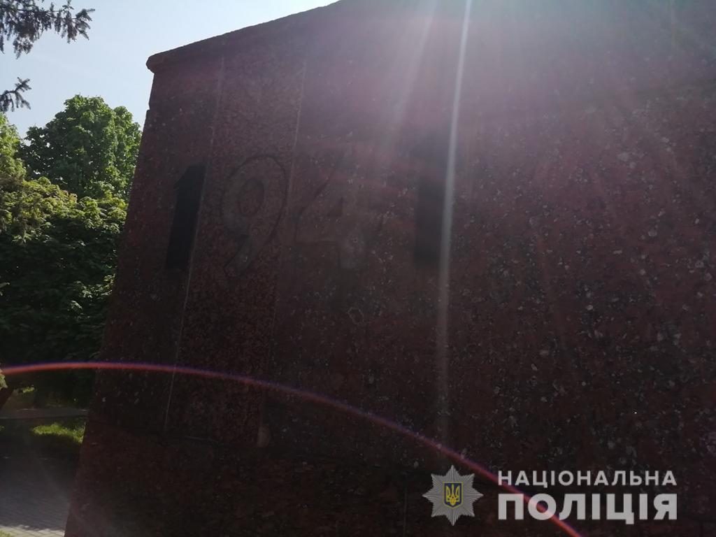 На Николаевщине мужчина похитил с мемориала бронзовые цифры, чтобы продать по 500 гривен каждую (ФОТО) 3