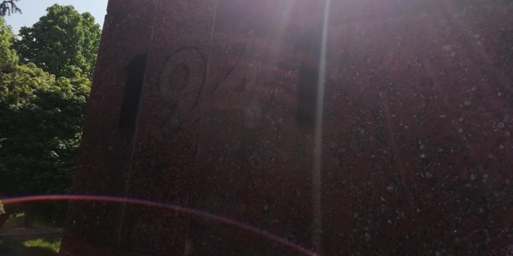 На Николаевщине мужчина похитил с мемориала бронзовые цифры, чтобы продать по 500 гривен каждую (ФОТО)