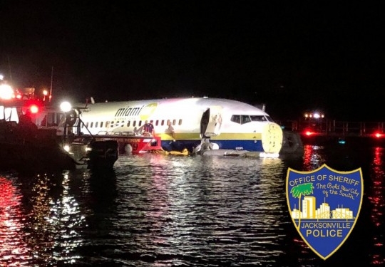 В США пассажирский Boeing упал в реку