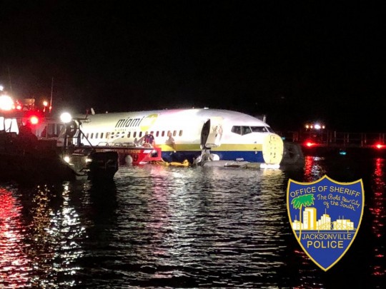 В США пассажирский Boeing упал в реку 1