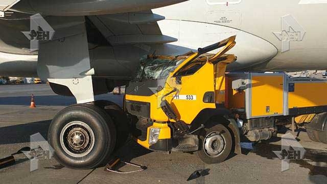 В московском аэропорту автомобиль-ассенизатор протаранил самолет