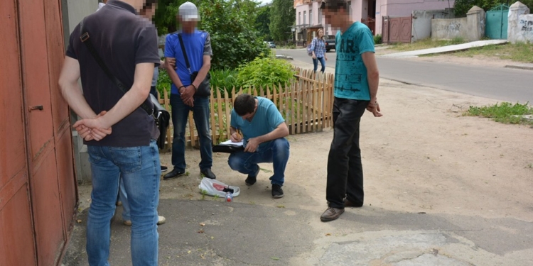 В Николаеве поймали группу «сканеристов», обчищавших припаркованные на улице автомобили (ФОТО, ВИДЕО)