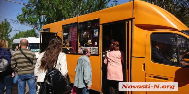 Общественного транспорта в Поминальное воскресенье не хватает: в Николаеве очереди на остановках и забитые маршрутки