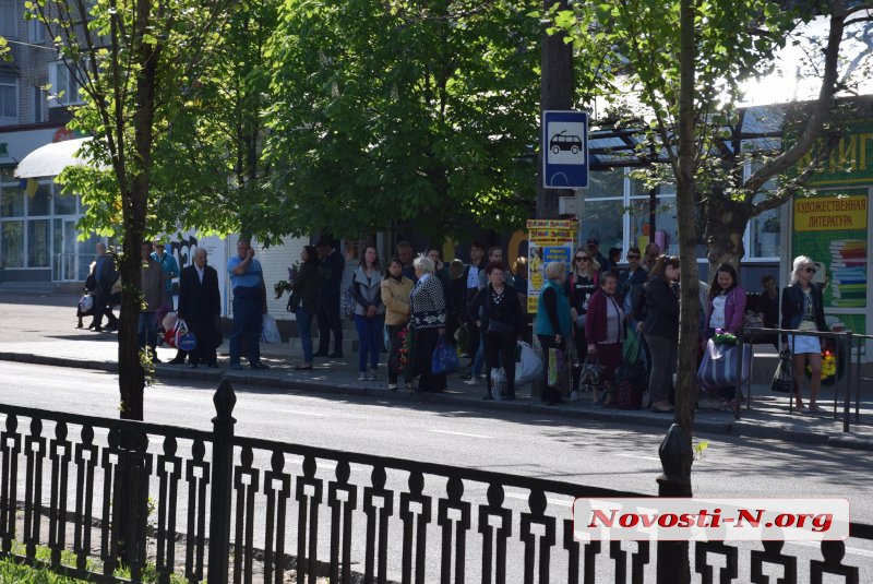 Общественного транспорта в Поминальное воскресенье не хватает: в Николаеве очереди на остановках и забитые маршрутки 6