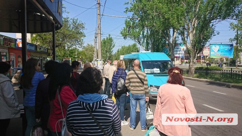 Общественного транспорта в Поминальное воскресенье не хватает: в Николаеве очереди на остановках и забитые маршрутки 14