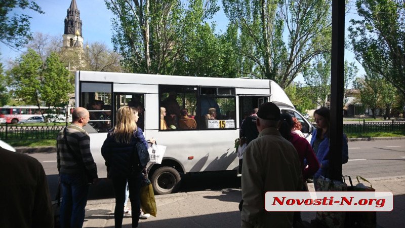 Общественного транспорта в Поминальное воскресенье не хватает: в Николаеве очереди на остановках и забитые маршрутки 16