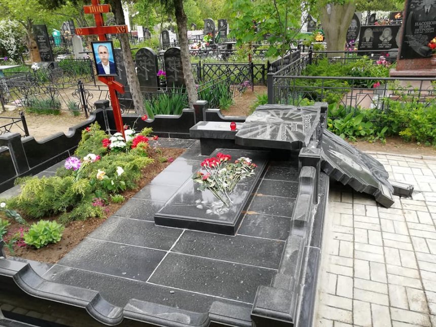 В Николаеве вандалы разгромили десяток надгробий на Жуковском кладбище (ФОТО) 1