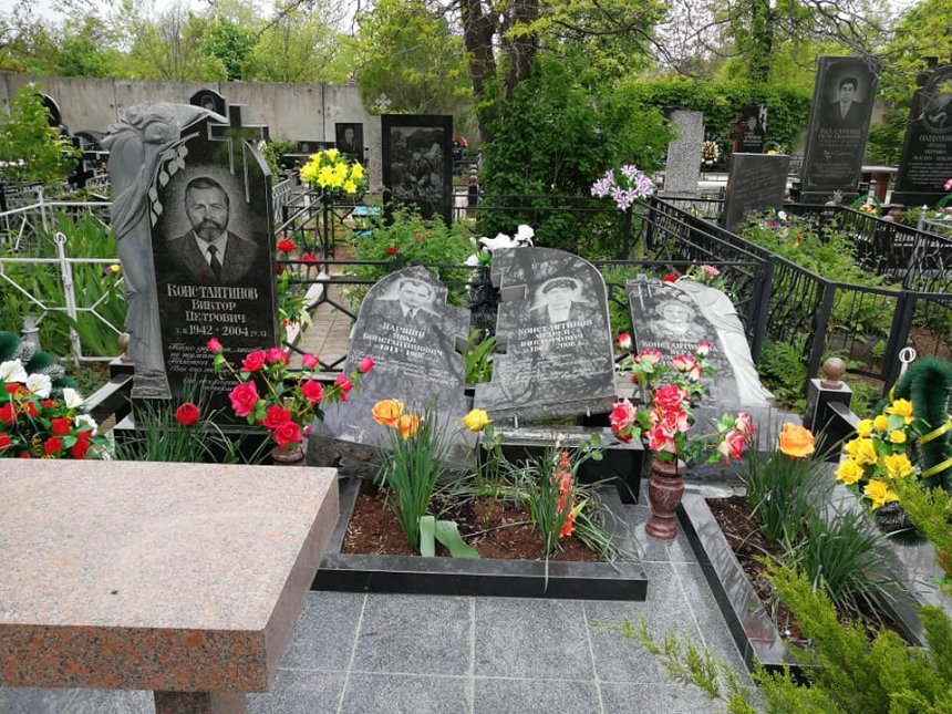 В Николаеве вандалы разгромили десяток надгробий на Жуковском кладбище (ФОТО) 7