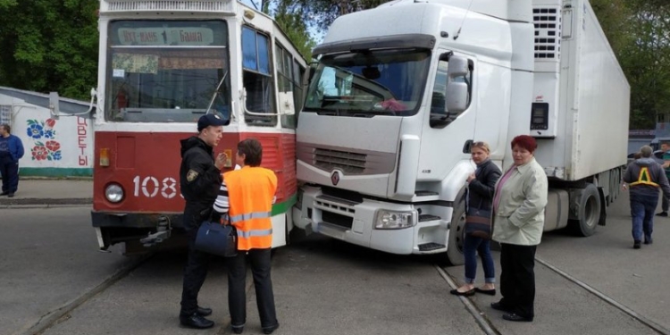 В Николаеве тягач Renault врезался в трамвай (ФОТО)