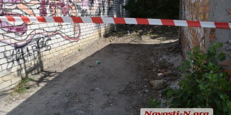 В Николаеве во дворе дома по 5-й Слободской разлили ртуть (ФОТО)