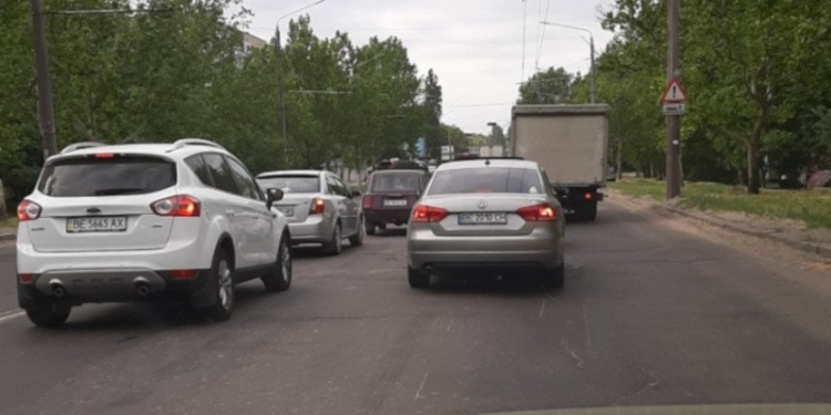 Из-за сломанной фуры в Соляных образовалась большая пробка (ФОТО)