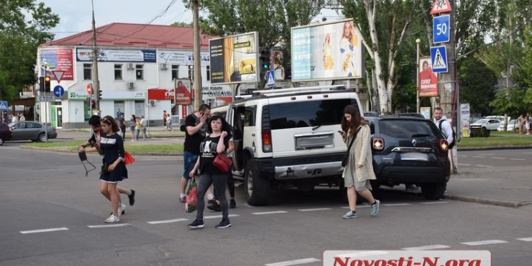 В Николаеве в ДТП угодил лимузин, заполненный выпускниками (ФОТО)