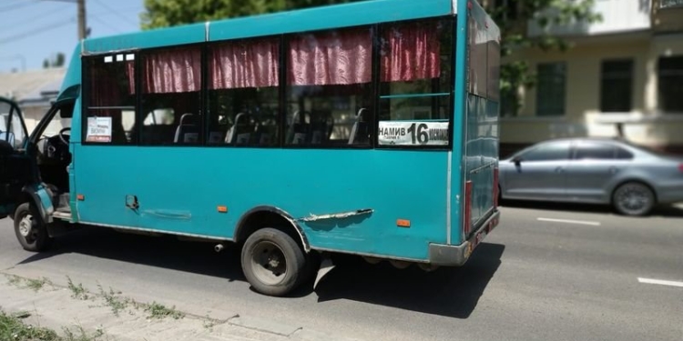 В Николаеве водитель «Форда» хотел проскочить перекресток, а вместо этого врезался в маршрутку (ФОТО)