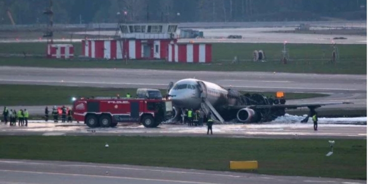 Видео из горящего салона. Число погибших в результате авиакатастрофы в Шереметьево может превысить 40 человек