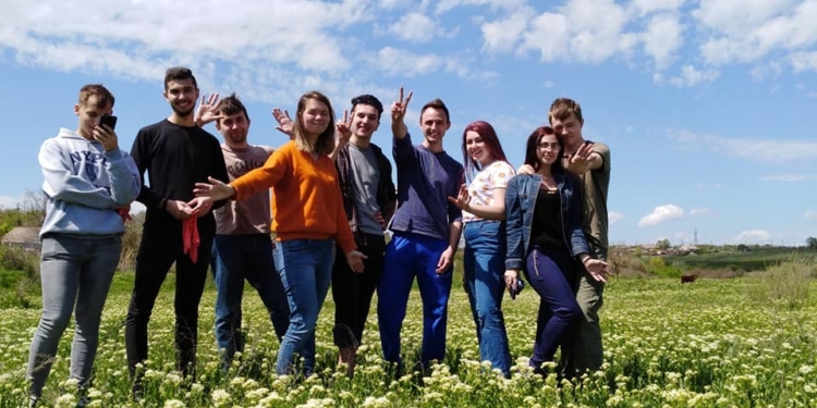 Николаевские студенты устроили эко-пикник в Трихатах и убрали территорию будущего Фестиваля воздушных змеев